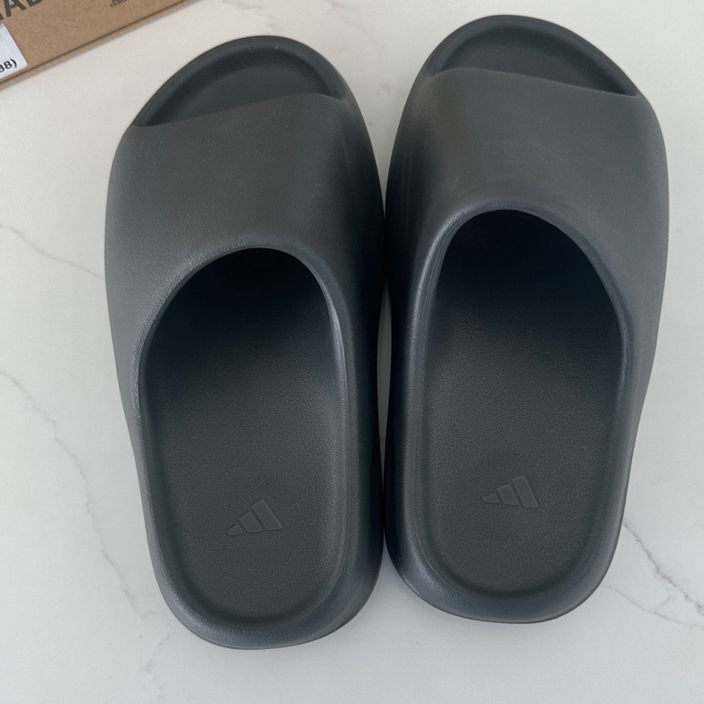 Granit Yeezy Slides Uk/Us size 5
